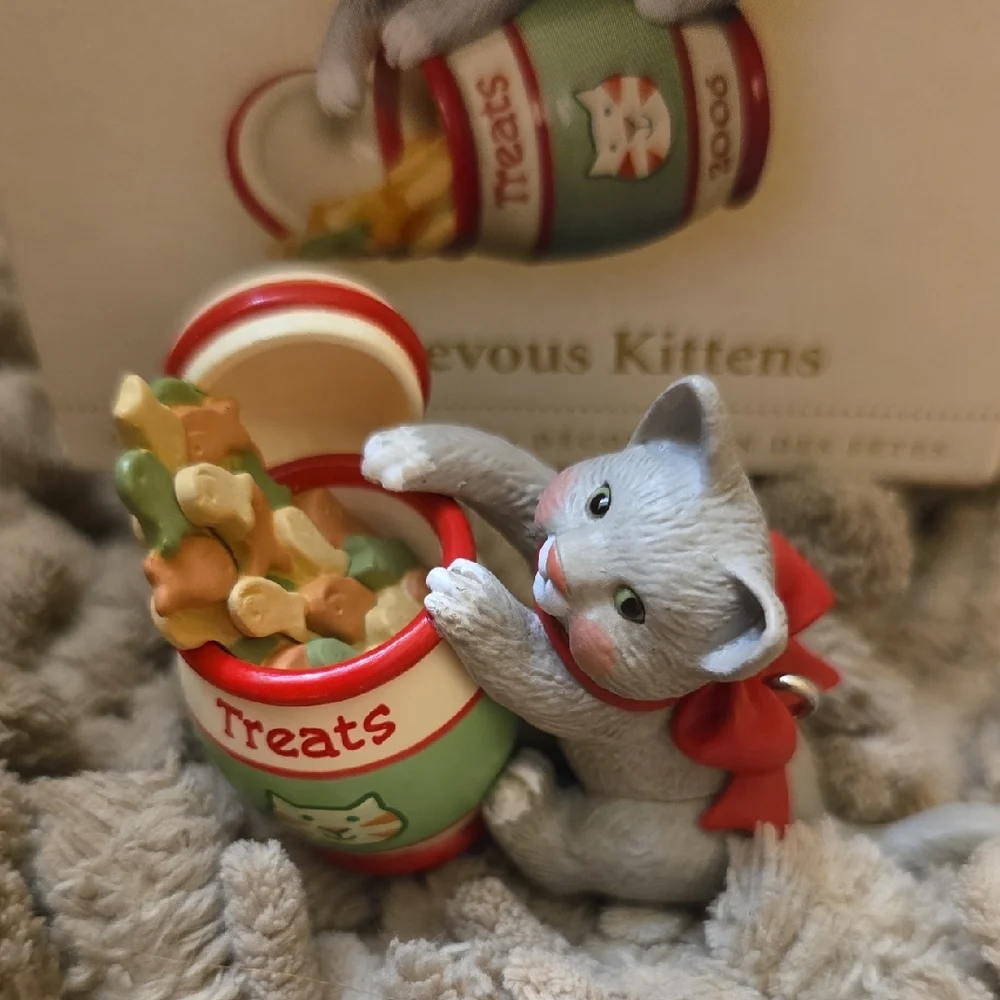 Hallmark Keepsake Ornament with Gray and Red‎ Cat
